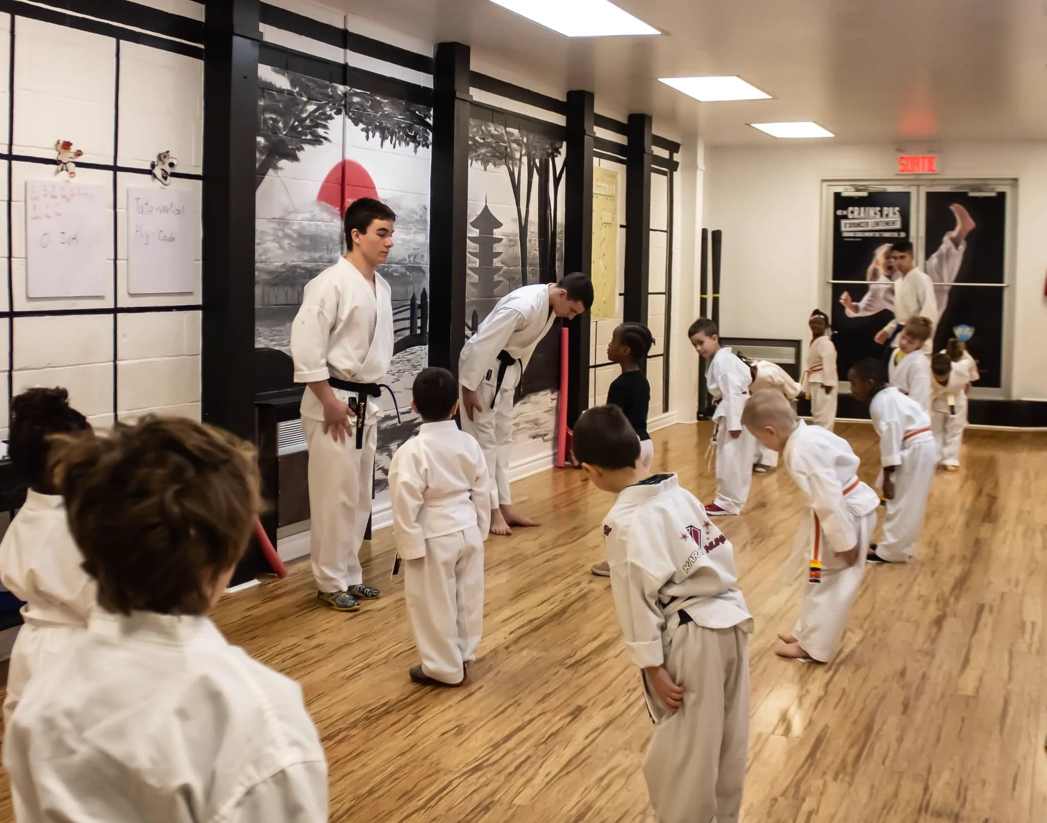 Jeunes élèves en cours de karaté