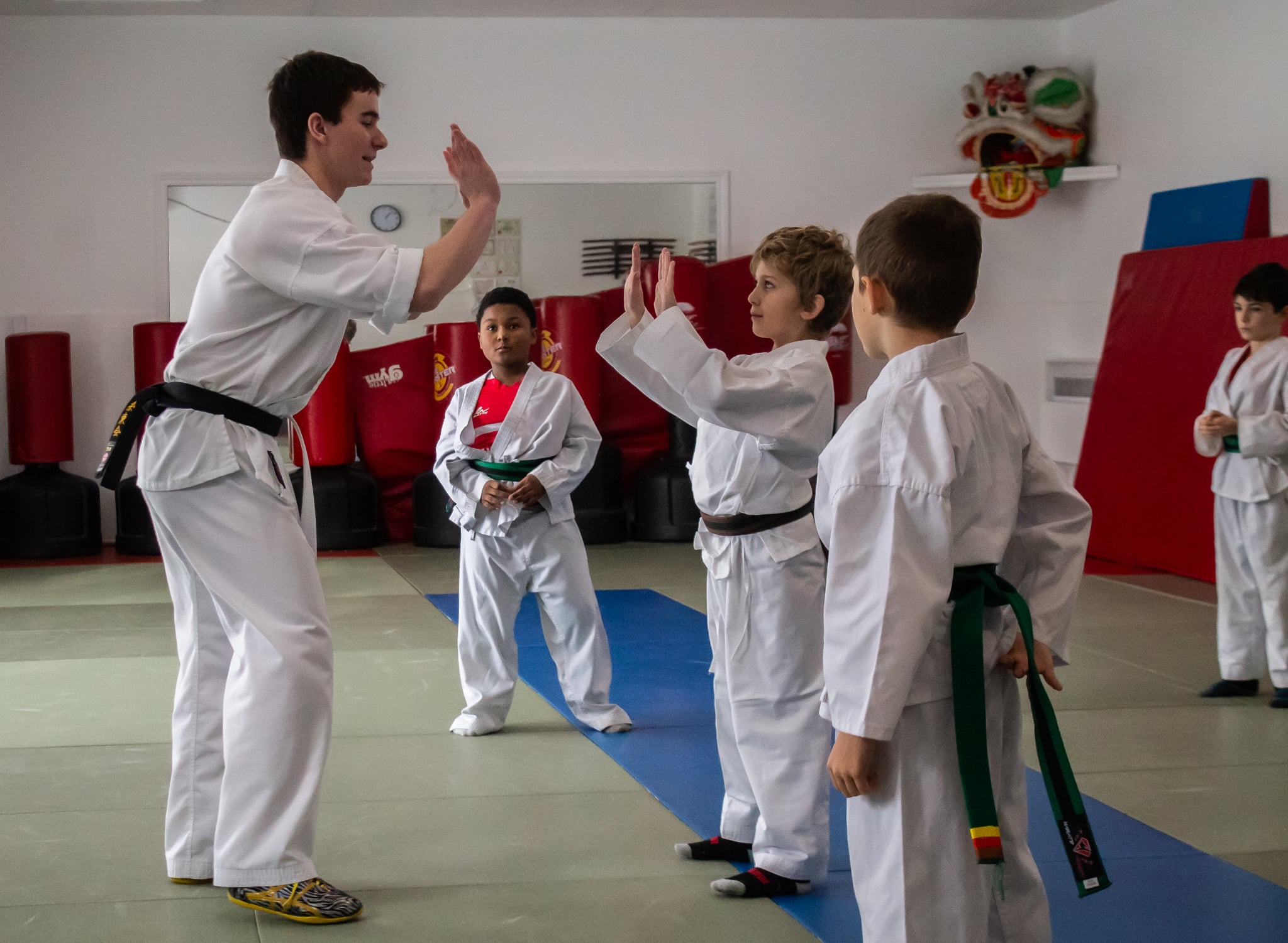 Instructeur de karaté avec des enfants