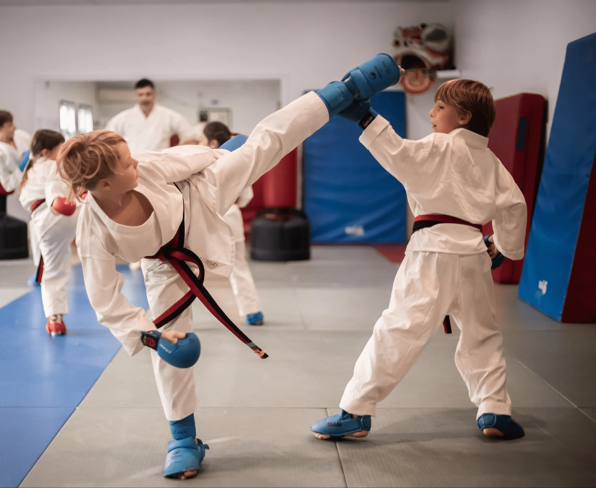 Karaté Kumité vs Taekwondo : Les différences en combat sportif